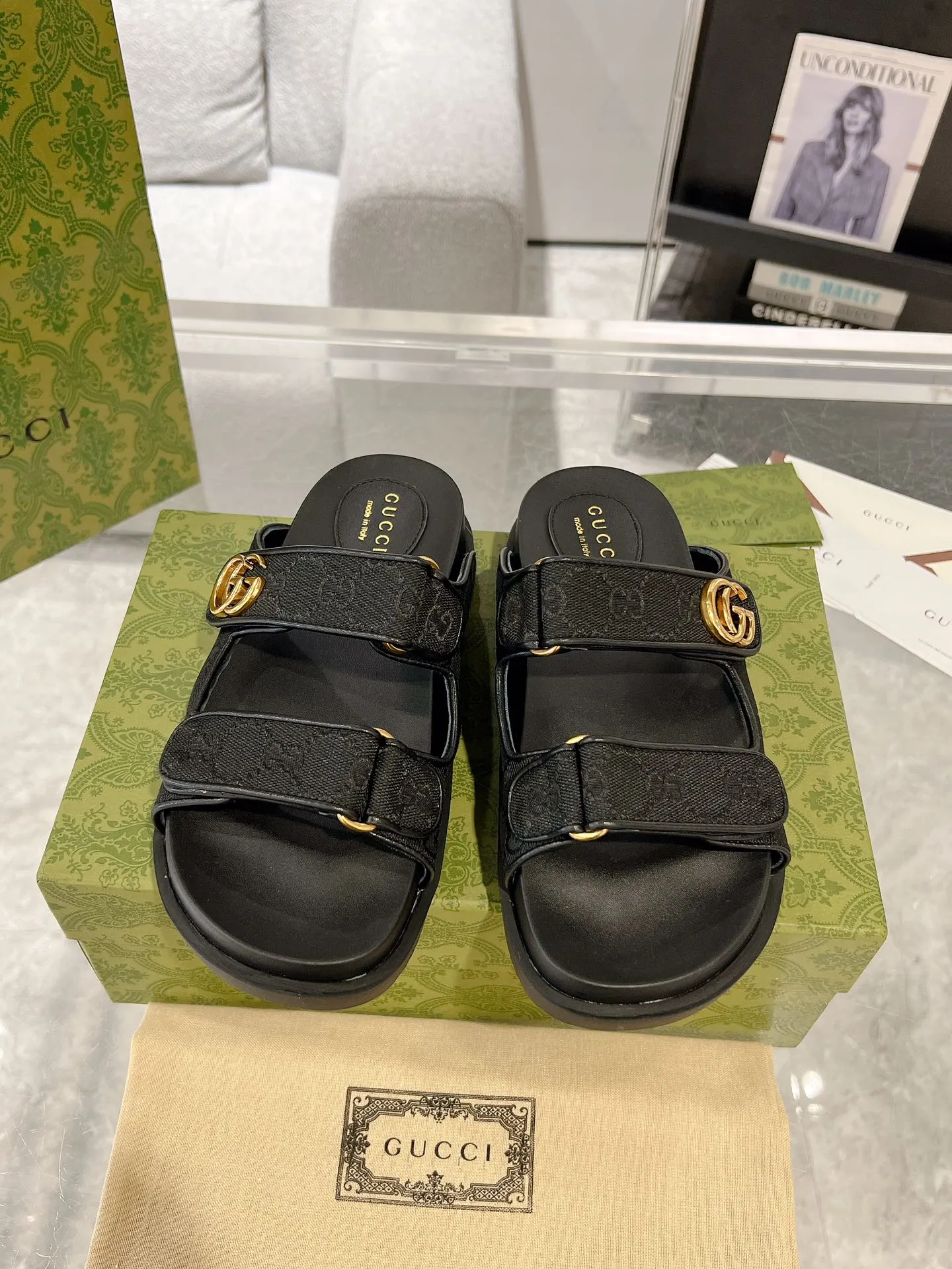 👟👟Ex-factory price 480👟👟 The latest Guccl24ss new product Double G women's Velcro sandals😎 These flat sandals are designed with Velcro straps, which are modern and sporty, bringing comfort. This accessory is crafted from light blue and ivory white GG denim fabric. The upper straps are decorated with elegant Double G-shaped accessories, showing a unique style. Gucci classic presbyopic cloth surface...hot diamond surface...rubber outsole...ZP molded midsole feet...original metal buckle/rhinestone surface Code number: 35 to 42 (41.42 is custom-made and non-refundable)